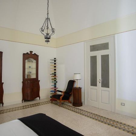 לינה וארוחת בוקר מולה די בארי Palazzo Introna מראה חיצוני תמונה