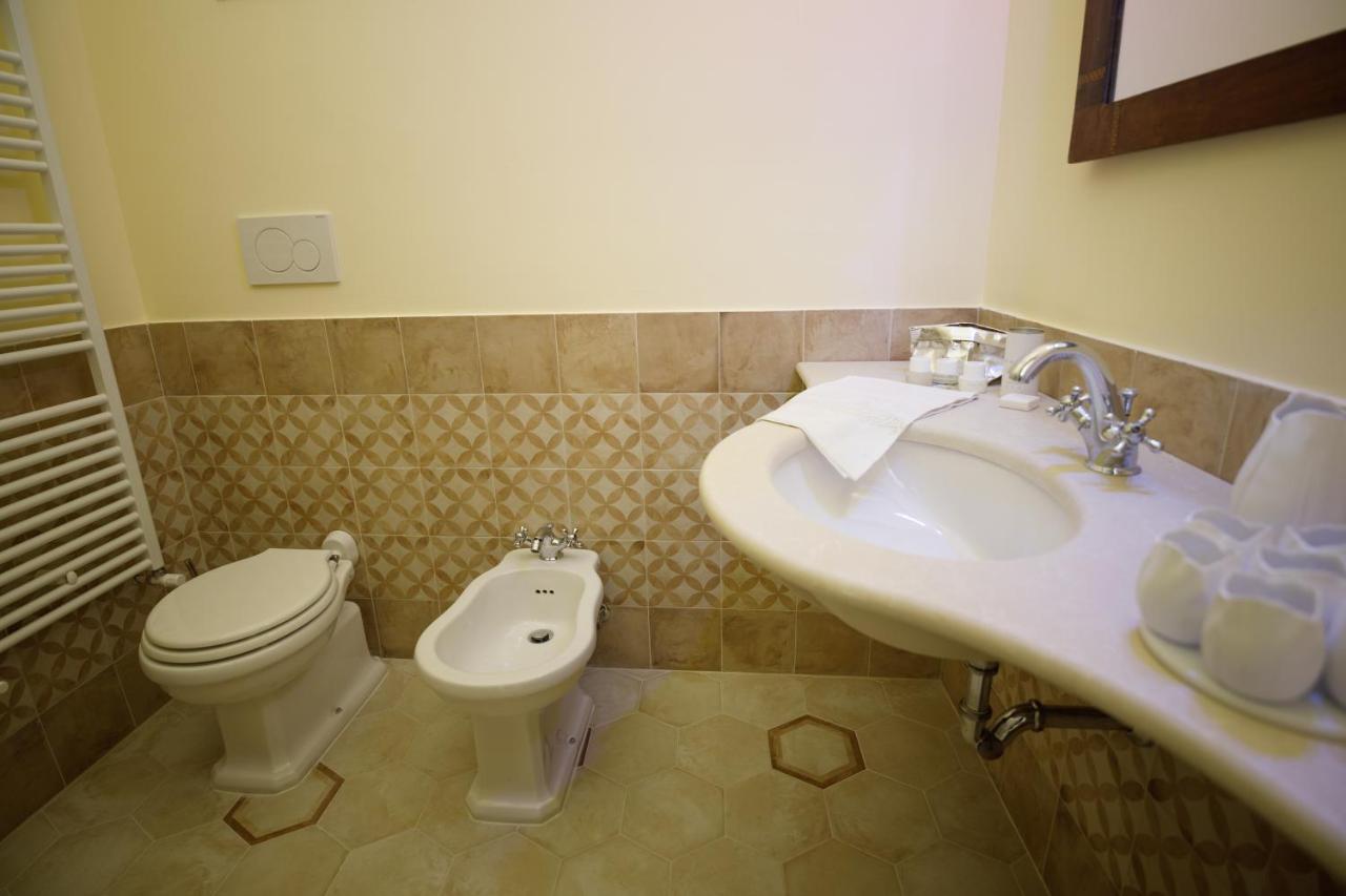 לינה וארוחת בוקר מולה די בארי Palazzo Introna מראה חיצוני תמונה