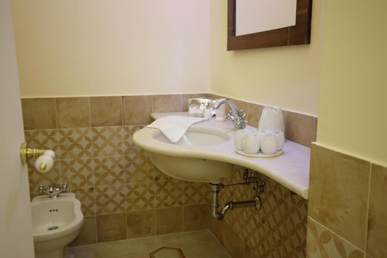 לינה וארוחת בוקר מולה די בארי Palazzo Introna מראה חיצוני תמונה