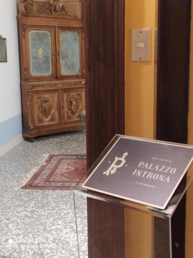 לינה וארוחת בוקר מולה די בארי Palazzo Introna מראה חיצוני תמונה