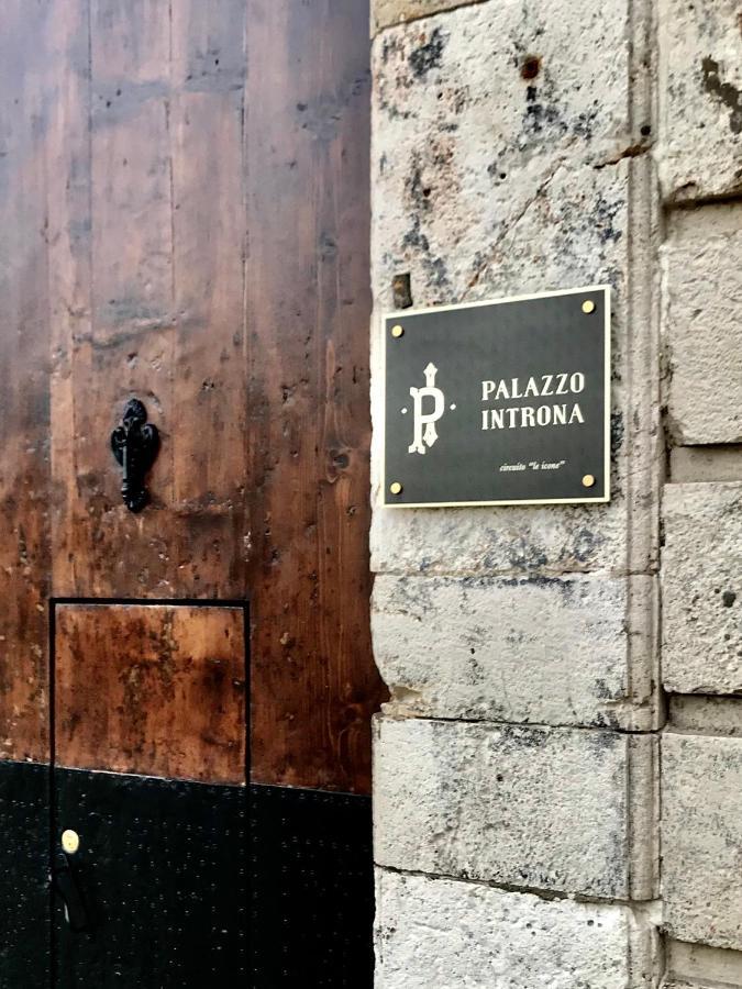 לינה וארוחת בוקר מולה די בארי Palazzo Introna מראה חיצוני תמונה